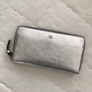 Tory Burch silver metallic zippy wallet